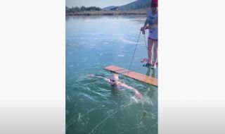 Екстремен гмуркач едва не се удави в опит да преплува замръзнало езеро (ВИДЕО)