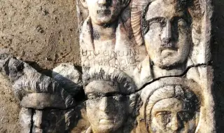 Нова находка в Хераклея Синтика: Откриха мраморна плоча с изобразено цяло семейство (ВИДЕО)