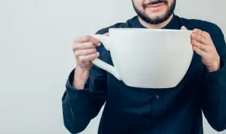 Рекорд: Германец изпи голяма чаша кафе за 3,12 секунди (ВИДЕО)