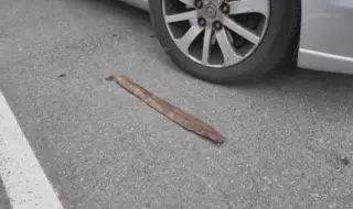 Парче от релса проби кола в движение