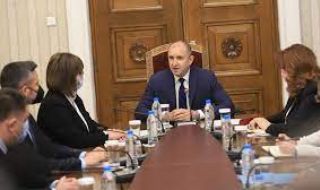 Радев провежда консултации с парламентарно представените партии