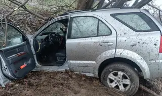 Двама са в болница след катастрофа в дърво