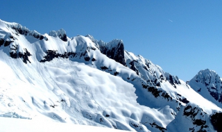 Лавина затрупа ученици във Франция