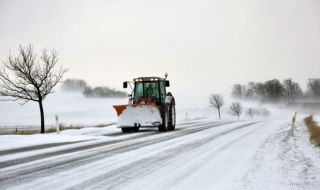 130 снегорина почистват пътищата