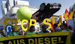 Протести срещу автомобилно изложение заляха Франкфурт СНИМКИ