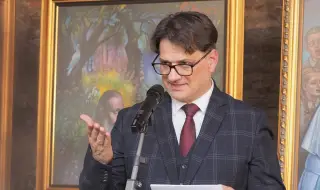 Българска изложба в Рим, открита от Мариан Бачев, разбуни духовете с кич и безвкусица (СНИМКИ)