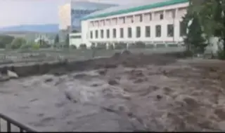 Издирването на мъжа, отнесен от реката в Пещера, е прекратено за през нощта