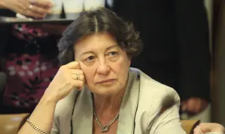 Проф. Емилия Друмева: Илияна Йотова вече е президент, няма нужда да полага клетва