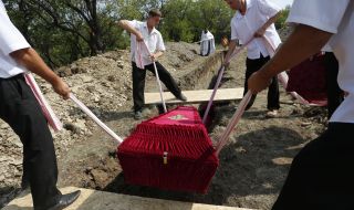 Лидерът на сепаратистите в Донбас съобщи за 130 масови гробове на цивилни