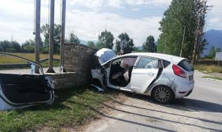 Шестима пострадаха в катастрофа на връщане от погребение