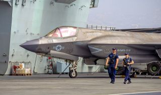 Китай предупреди британския самолетоносач: В бойна готовност сме!