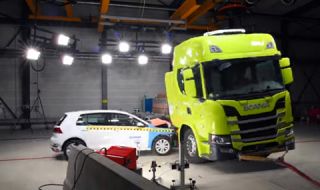 Scania тества батериите на електрическия си влекач с удар от Golf (ВИДЕО)