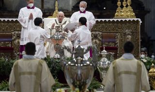 Велики четвъртък! Папа Франциск изми нозете на затворници