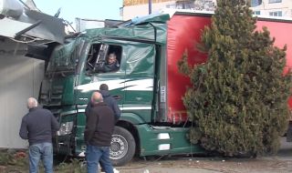 Пиян шофьор заби ТИР в автомивка в Пазарджик