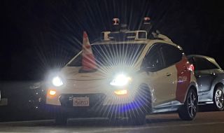 Активисти спират автономни таксите по странен начин (ВИДЕО)