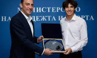 Министърът на младежта и спорта Иван Пешев награди Никола Цолов за постиженията му във Формула 3