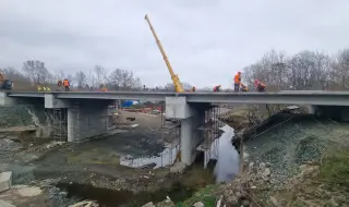 Разрушеният при водното бедствие миналата година мост между къмпинг "Нестинарка" и Царево е отворен за движение