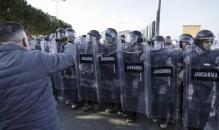 Протест в Бурса в защита на задържания кмет Мустафа Бозбей