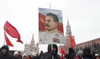 С портрета на Сталин Русия филтрува и с Китай, и със Запада