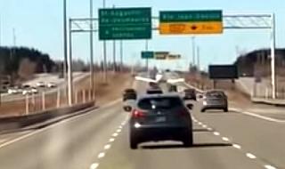 Самолет кацна между колите на оживена магистрала (ВИДЕО)