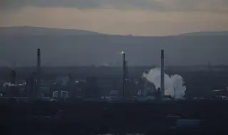 Украински дронове удрят рафинерия на „Лукойл“ в Волгоград, руски ракети удариха Лвов