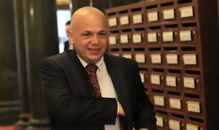  Александър Симов за ФАКТИ: Не разбирам нападките срещу Нинова. Медийните експлозии в момента не помагат на БСП 