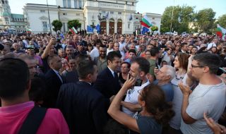 Кирил Петков към хората на площада: Заедно ще ги победим (ОБЗОР)