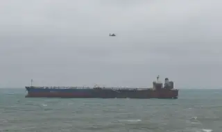 Захранващият генератор за заседналия танкер пристига в Ахтопол утре 