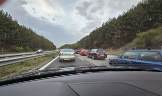 50-километрова колона от автомобили пъпли към София по АМ "Тракия"