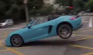 Porsche Boxster полетя във въздуха и показа защо не трябва да се преминава бързо през неравности на пътя (ВИДЕО)