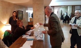 Симеон Сакскобургготски гласува в Мадрид