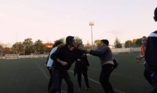 Родители се млатиха пред децата си (ВИДЕО)