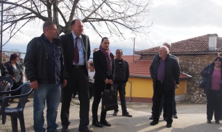 Жителите на с. Долна Крушица се шегуват с Калфин