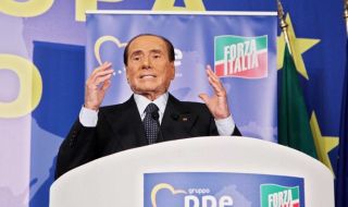 Инцидент прати Берлускони в болница