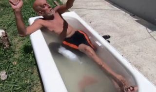 Мъж изнесе ваната си на улицата заради жегите