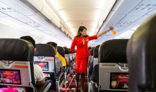 Пътник в самолет уринира пред всички пасажери напук на стюардесите