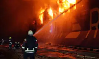 Атака на украински дронове порази два руски кораба в Черно море, горяха два кея и тръбопровод