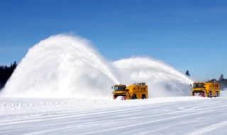 Как се чисти сняг в белите страни (ВИДЕО)