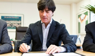 Льов  удължи договора си