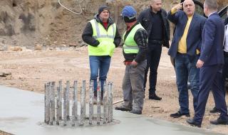 Премиерът инспектира важен булевард във Варна