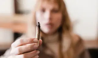 Тийнейджърите, употребяващи марихуана, са два пъти по-застрашени от психични заболявания 