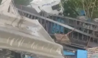 Тир се завъртя на мокрия от дъжда път, скъса мантинелите и падна в дълбока пропаст на Хаинбоаз