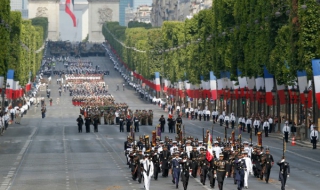 Фойерверки и авиошоу за националния празник на Франция днес