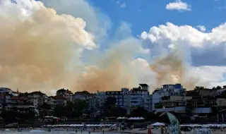 Огромен пожар избухна в гората над Созопол, близо до Каваци ВИДЕО