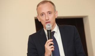 Увеличават парите на преподаватели в проблемни училища