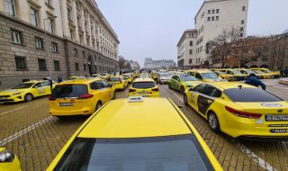 Протест на таксита блокира Ларгото (СНИМКИ)