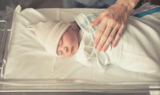 Майка бясна на мъжа си: Вместо да види новороденото им бебе, той отишъл да...