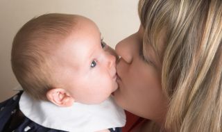 Грешно ли е родителите да целуват децата си по устата?