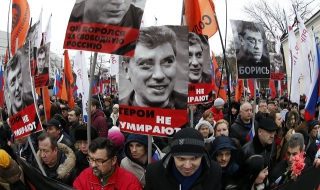 Хиляди московчани почетоха паметта на Борис Немцов