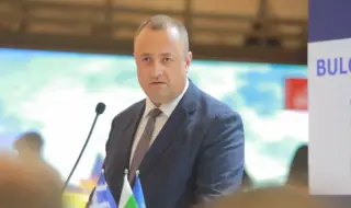 Министърът на регионалното развитие откри български павилион на международно изложение в Солун